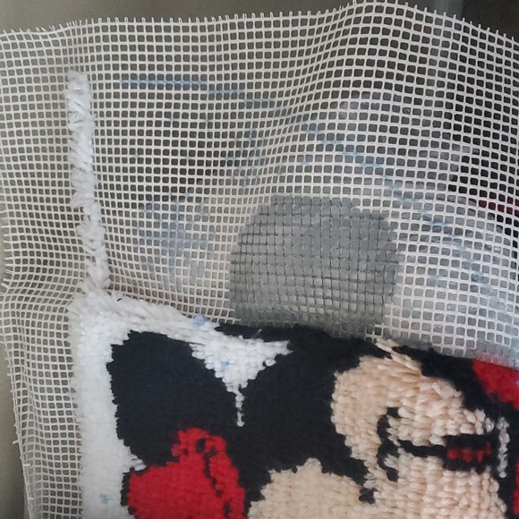 Mickey Mouse & Minnie Mouse Latch Hook Kit, Christmas, Winter - Picture 3 of 7